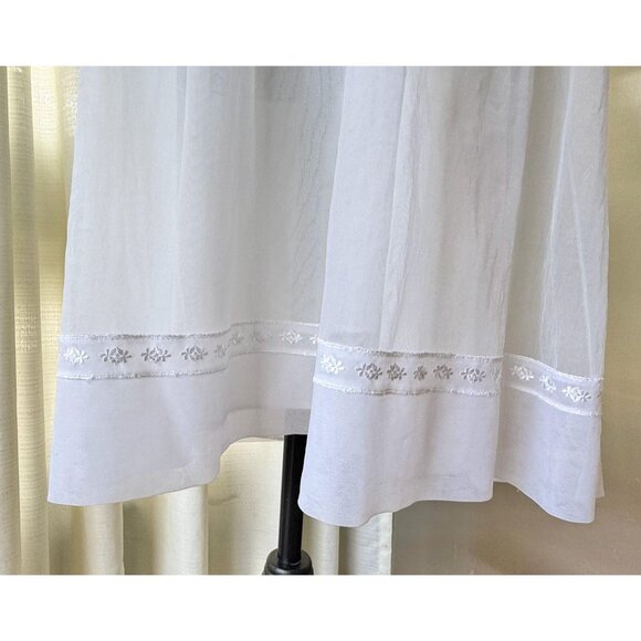 Vintage 60s slip on negligee, white, scoop scalloped neckline, sleeveless - Picture 3 of 9